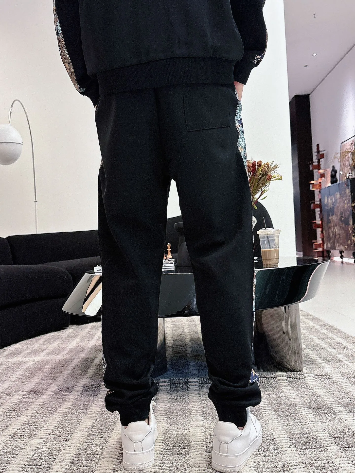 🅿️720 [LV Louis Vuitton] hot-selling suit is coming. Focus on the original version of the official website. 2025 new hot-selling cardigan and sweatshirt suit. The original order is the best. 🇭🇰The meticulous work of top designers. It has a fitting and perfect upper body effect. All-natural high-quality Tencel Roman cotton 100%, close-fitting comfort, noble and elegant! Original hardware embodies elegance and nobility! Counter size: M-3XL (maximum wear up to 190 pounds)